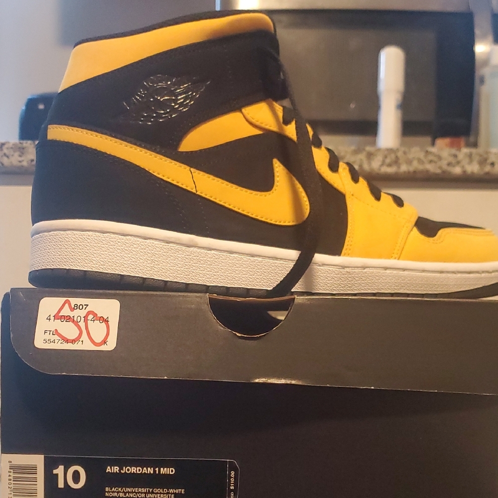 Nike Air Jordan 1 Mid ' Reverse New Love